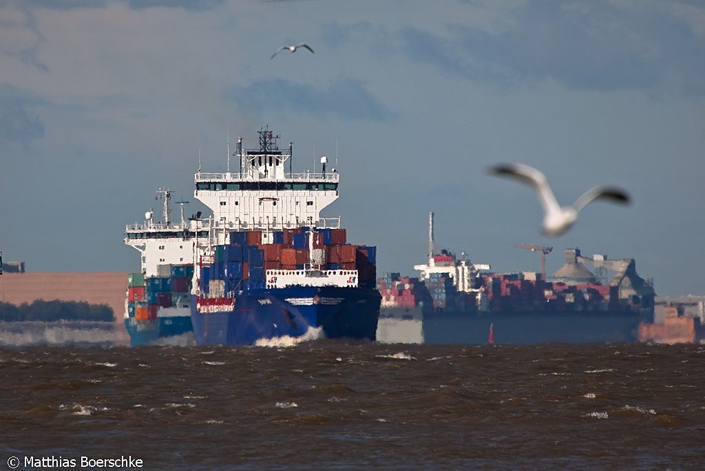 Die Empire und die Freya auf der elbe bei Lhe Sand am 12.10.09.