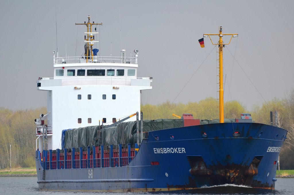 Die Emsbroker IMO-Nummer:9247132 Flagge:Portugal Lnge:110.0m Breite:15.0m Baujahr:2002 Bauwerft:IHDA Shipbuilding Service,Krimpen aan de Lek Niederlande nhert sich auf dem Nord-Ostsee-Kanal der Eisenbahnhochbrcke Rendsburg am 22.04.12