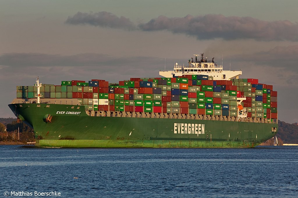 Die Ever Conquest auf der Elbe bei Wedel (H) am 18.10.09.