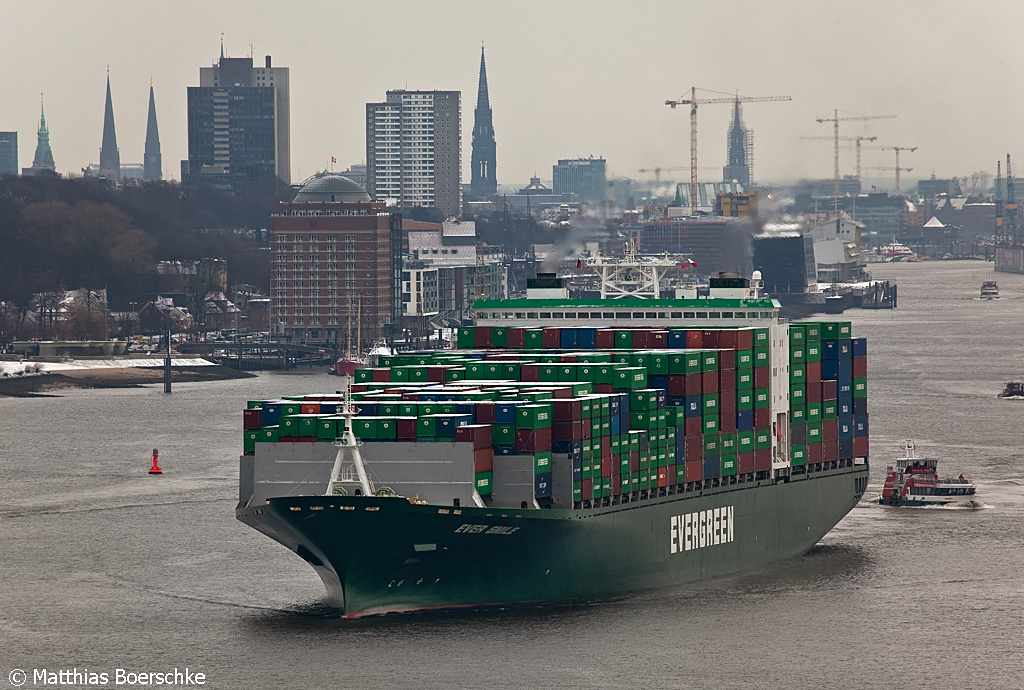 Die Ever Smile beim Auslaufen aus dem Hamburger Hafen in Hamburg Finkenwerder am 18.12.09.