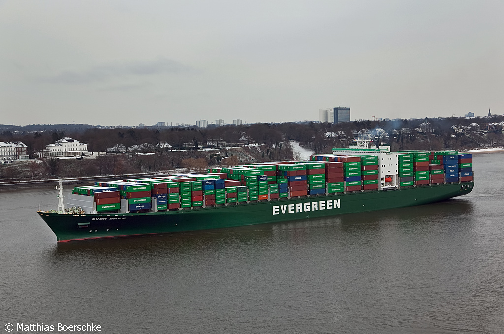 Die Ever Smile beim Auslaufen aus dem Hamburger Hafen in Hamburg Finkenwerder am 18.12.09.