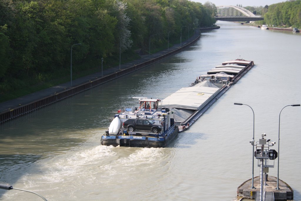 Die Fabico 1 schiebt einen Kiessfrachter auf dem Mittellandkanal am 24.04.2011 Richtung Norden.