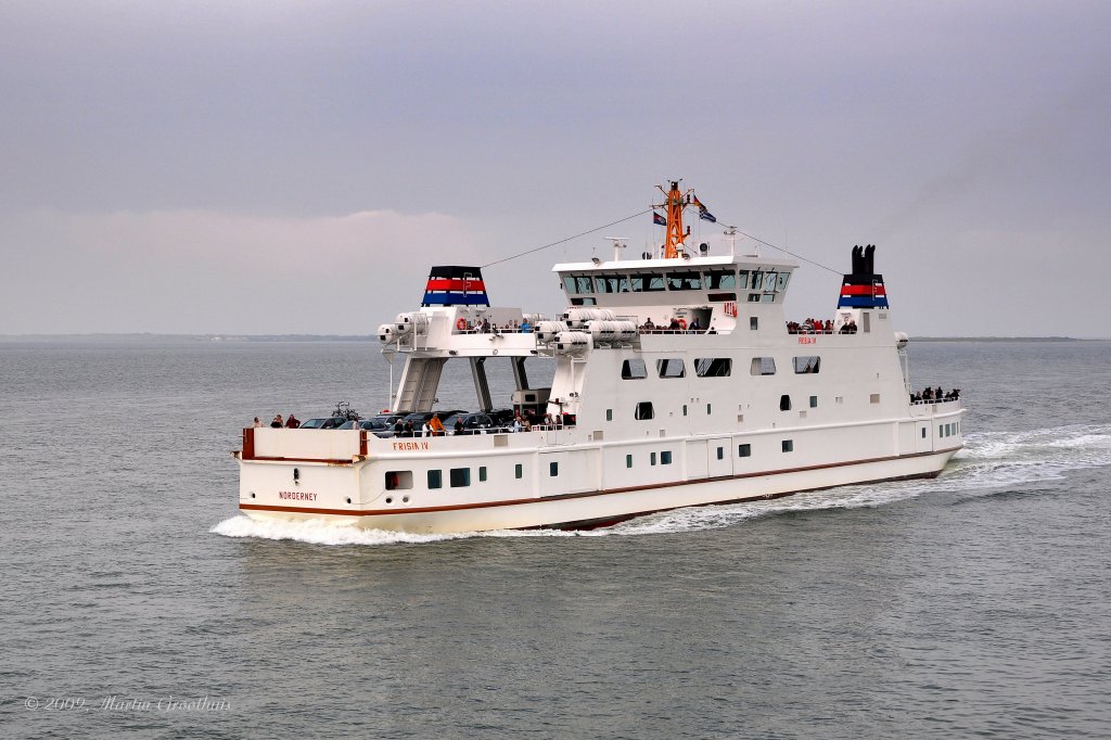 Die Fhre Frisia IV am 20.09.2009 auf der Nordsee vor Norderney.IMO 9246839 / L:70,7m / B:13,7m / TG.1,75m / 1573 BRT / Maschinenleistung 1880 kw / 4 Voith Schneider Propeller / 12 kn / 58 PKW / 1350 Passagiere / Flagge Deutschland / 2001 auf der Cassens Werft in Emden gebaut.