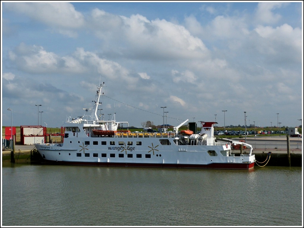 Die Fhre *Harlingerland  im Fhrhafen Harlessiel. Diese Fhre verkehrt zwischen der Insel Wangerooge und dem Hafen. 07.05.2012