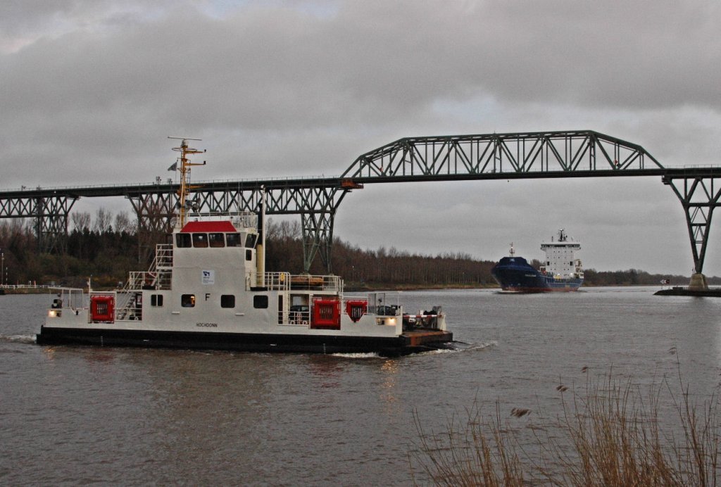 Die Fhre Hochdonn  auf dem NOK. Im Hintergrund das Frachtschiff  Transjorund  kommt aus Brunsbttel. Fotografiert am  07.04.2011.