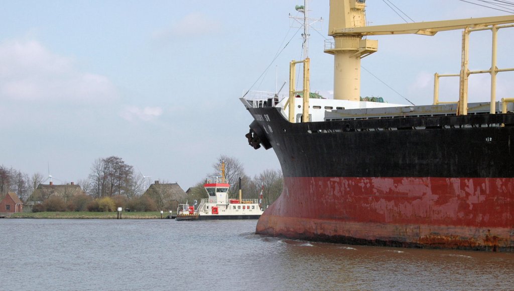 Die Fhre Kudensee und der Stckgut- und  Containerfrachter Luxury SW (IMO: 9198379) Panama auf der Fahrt nach Kiel im NOK. Fotografiert  am 04.04.2011.