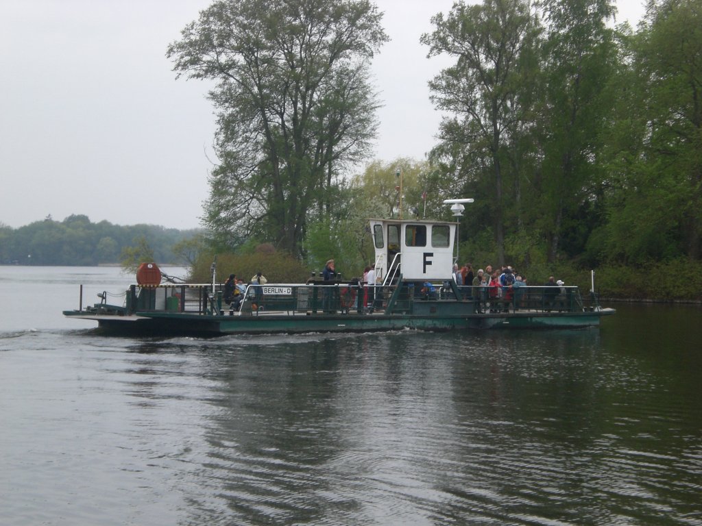 Die Fhre zur Berliner Pfaueninsel an der Anlegestelle Moorlake.(18.4.2009)