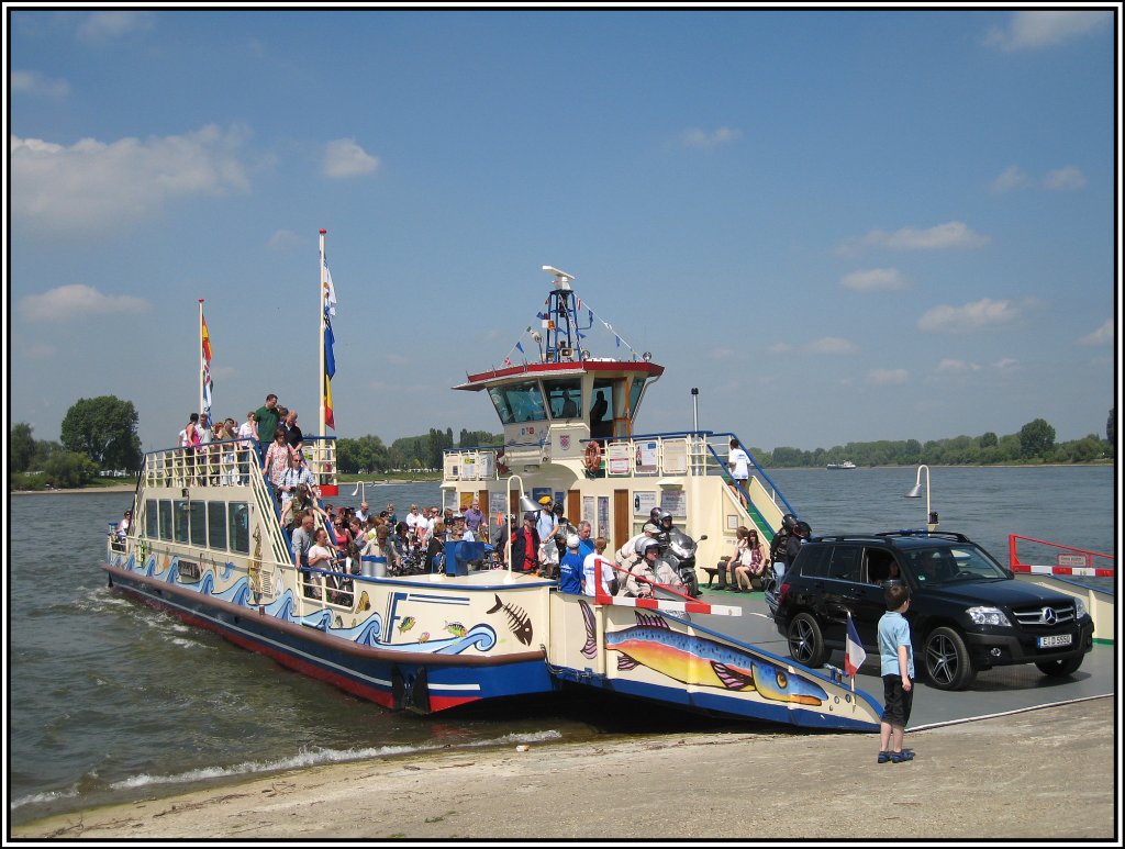 Die Fhrstelle in Dsseldorf-Kaiserwerth, aufgenommen am 23.05.2010. Die angekommene Fhre aus dem Meerbuscher Ortsteil Langst-Kierst wird entladen.