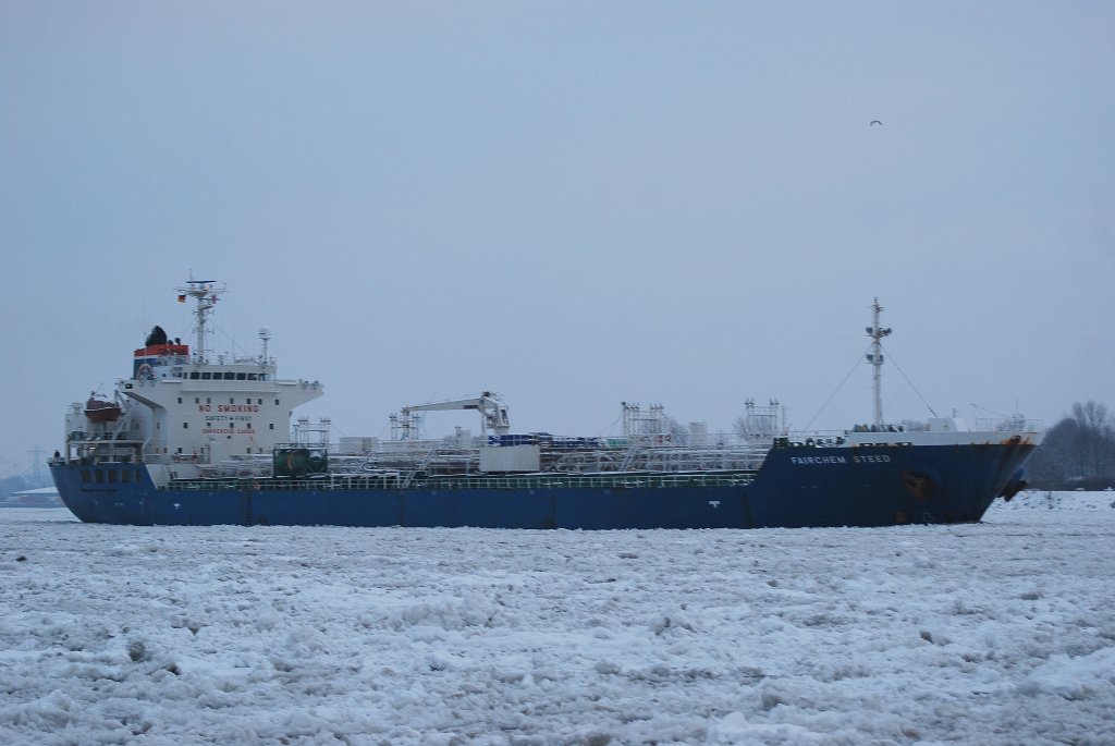 Die Fairchem Steed IMO-Nummer:9311256 Flagge:Panama Lnge:145.0m Breite:24.0m beim auslaufen aus Hamburg aufgenommen am 30.01.10 von Teufelsbrck.