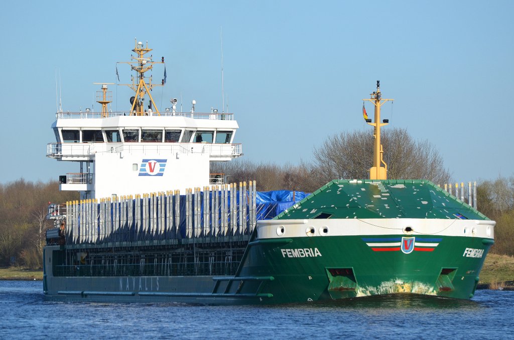 Die Fembria IMO-Nummer:9350771 Flagge:Isle of Man Lnge:117.0m Breite:17.0m Baujahr:2006 Bauwerft:Qingdao Hyundai Shipbuilding,Qingdao China nhert sich auf dem Nord-Ostsee-Kanal der Eisenbahnhochbrcke Rendsburg am 25.03.12