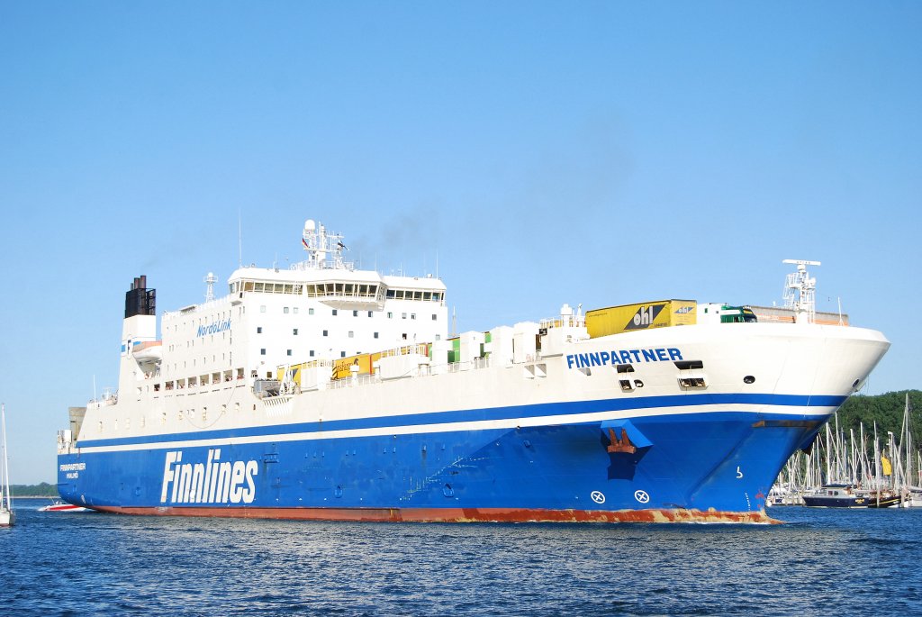 Die Finnpartner IMO-Nummer:9010163 Flagge:Schweden Lnge:183.0m Breite:30.0m Baujahr:1995 Bauwerft:Stocznia Gdansk Shipbuilding,Danzig Polen einlaufend in Travemnde am 04.06.11