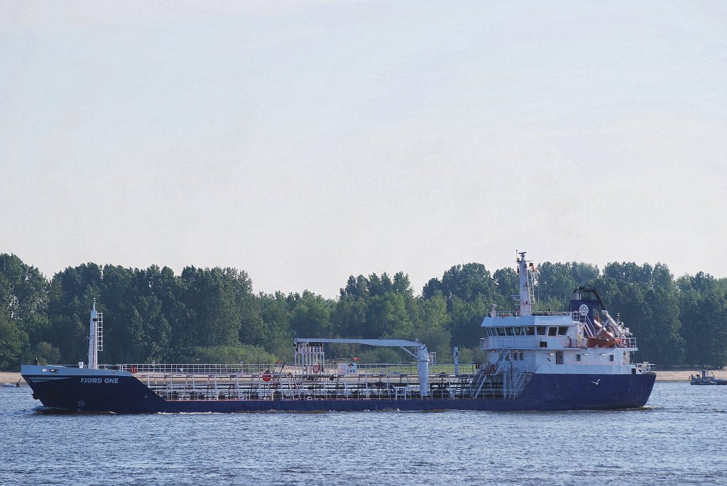 Die Fjord One IMO-Nummer:9280110 Flagge:Schweden Lnge:68.0m Breite:10.0m Baujahr:2003 Bauwerft:Gemyat Shipyard,Istanbul Trkei beim einlaufen nach Hamburg vor Schulau Wedel am 05.06.10