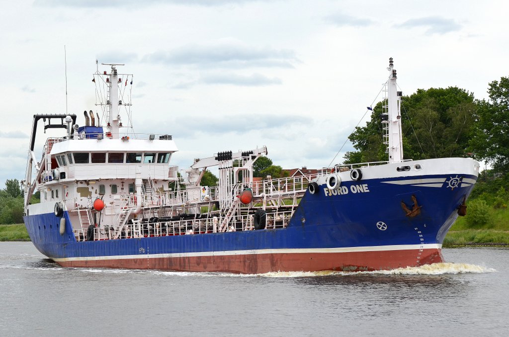 Die Fjord One IMO-Nummer:9280110 Flagge:Schweden Lnge:68.0m Breite:10.0m Baujahr:2003 Bauwerft:Gemyat Shipyard,Istanbul Trkei bei Rendsburg im Nord-Ostsee-Kanal am 03.06.12