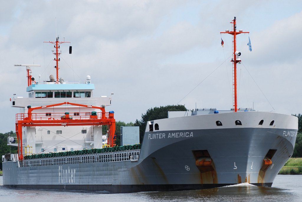 Die Flinter America IMO-Nummer:9504114 Flagge:Niederlande Lnge:135.0m Breite:14.0m Baujahr:2010 Bauwerft:Ferus Smit Scheepswerf,Westerbroek Niederlande im Nord-Ostsee-Kanal bei Rendsburg am 26.06.11 