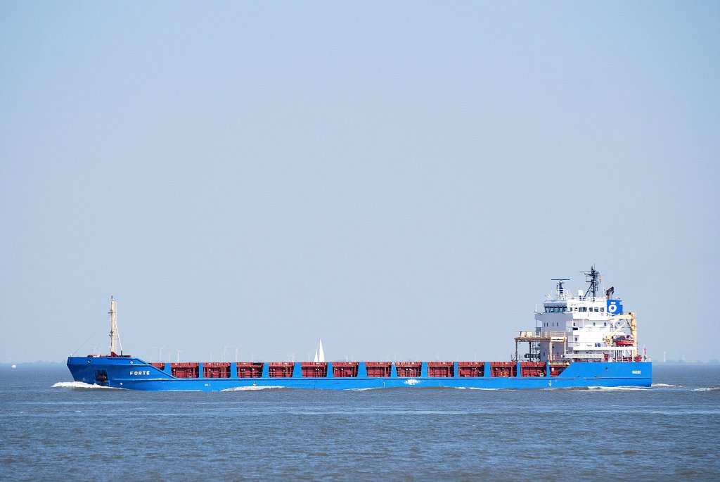 Die Forte IMO-Nummer:9318955 Flagge:Gibraltar Lnge:116.0m Breite:17.0m Baujahr:2005 Bauwerft:Xingang Shipbuilding Heavy Industry,Tianjin China vor Cuxhaven am 24.04.11