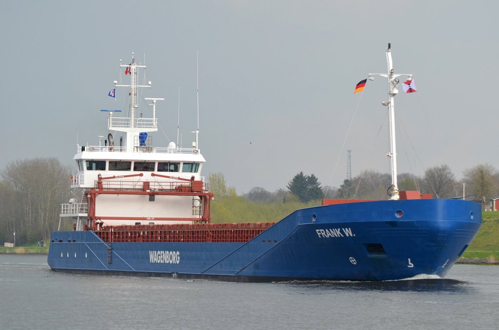 Die Frank W. IMO-Nummer:9374674 Flagge:Antigua und Barbuda Lnge:90.0m Breite:13.0m Baujahr:2006 Bauwerft:Peters Scheepswerf,Kampen Niederlande passiert auf dem Nord-Ostsee-Kanal die Eisenbahnhochbrcke bei Rendsburg am 22.04.12