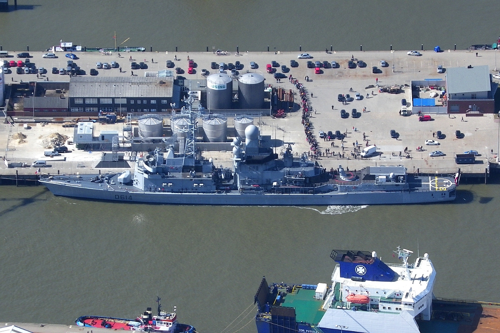 Die franzsische Fregatte  Cassard  2010 im Hafen von Cuxhaven. Aufgenommen 10.04.2010