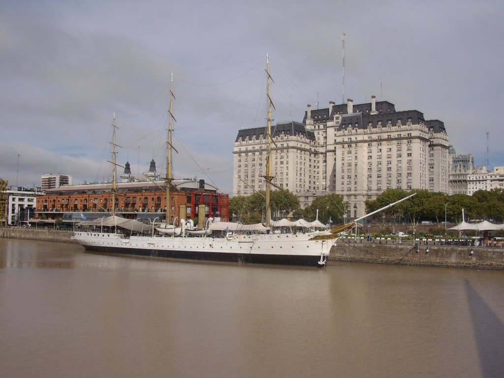 Die  Fregata Presidente Sarmiento  im Hafen von Buenos Aires 10.4.2012