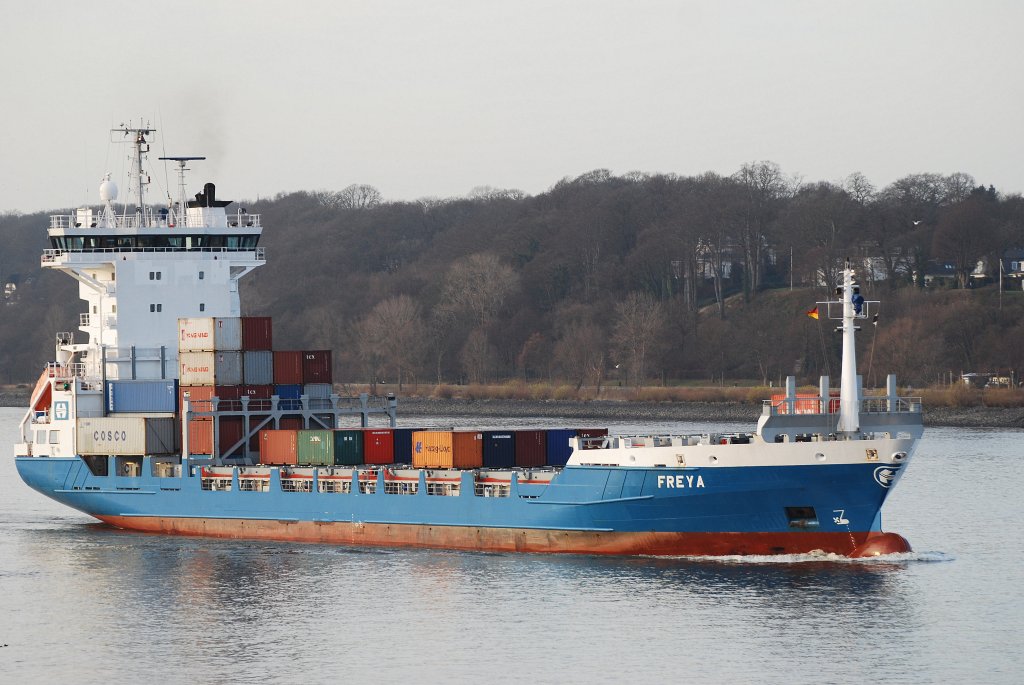 Die Freya IMO-Nummer:9219874 Flagge:Niederlande Lnge:118.0m Breite:18.0m am 07.12.09 beim einlaufen in Hamburg aufgenommen vom Yachthafen Finkenwerder.