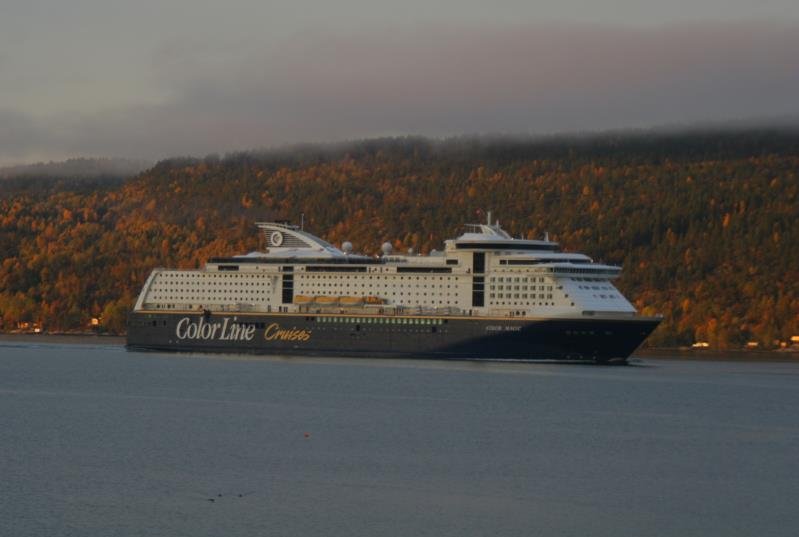 Die F/S  Color Magic  passiert Skiphelle und fhrt den Oslofjorden hinauf; 18.10.2009