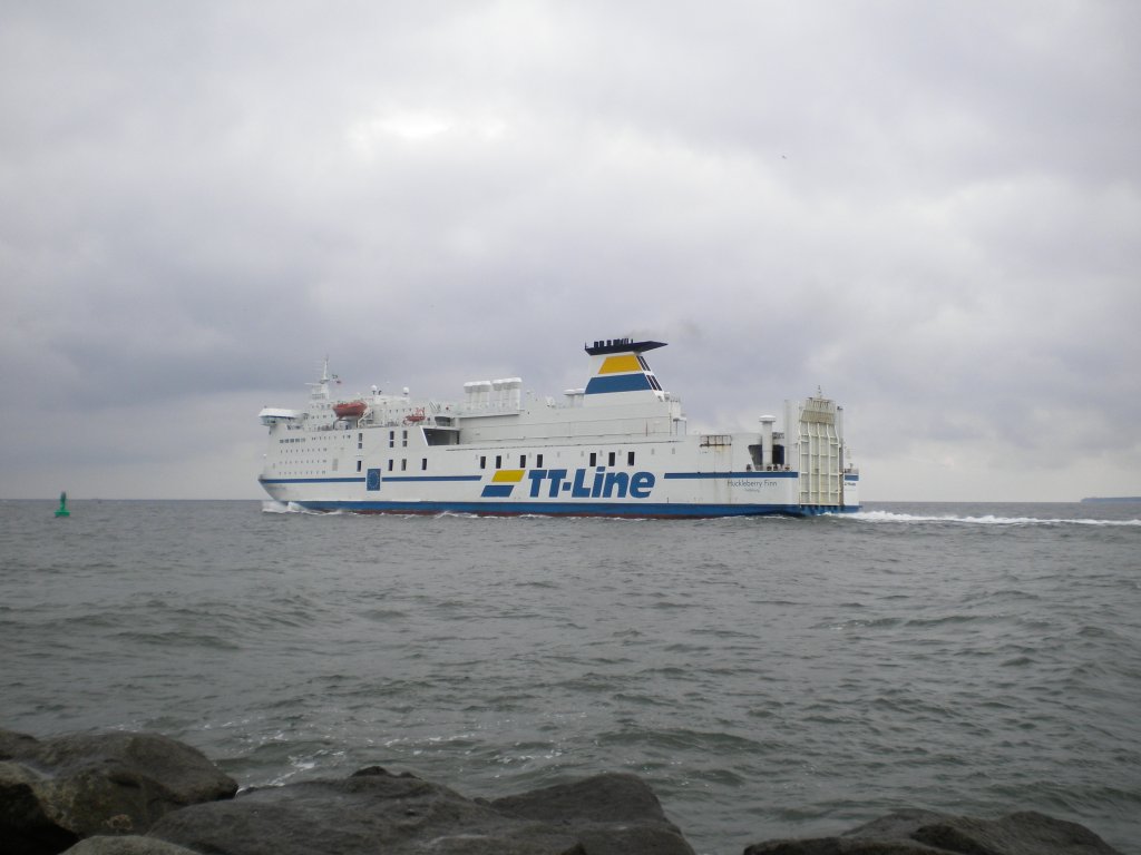 Die  FS Huckleberry Finn  am 13.08.10 beim Auslaufen aus dem Warnemünder Seekanals richtung Trelleborg.