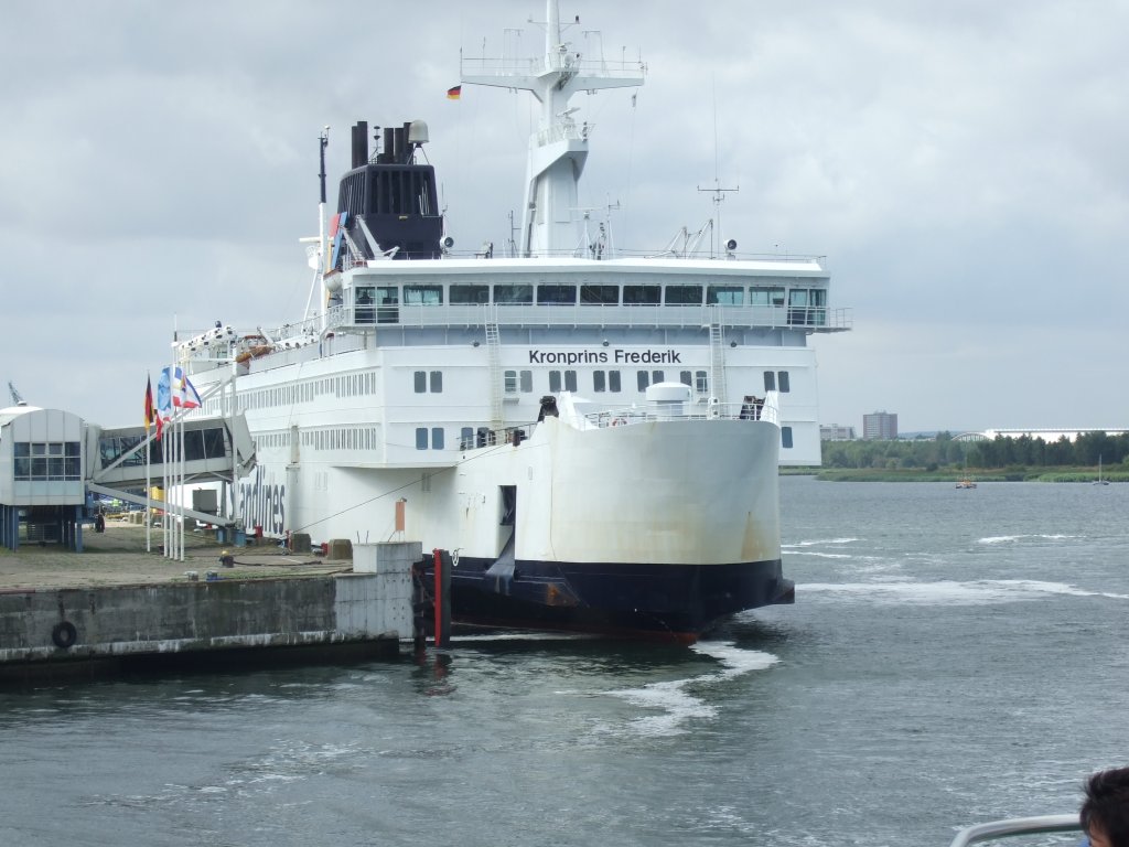 Die  FS Kronprins Frederik  am 11.08.08 im Rostocker berseehafen. Sie ist gerade im Begriff abzulegen.