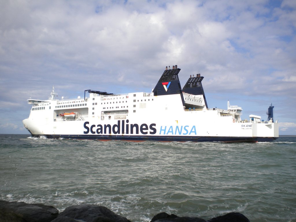 Die  FS Skne  luft am 13.08.09 aus dem Warnemnder Seekanal aus. Sie befhrt die Route Rostock-Trelleborg zusammen mit ihrem Schwesterschiff 
 FS Mecklenburg-Vorpommern  und den beiden Kombi-LKW-Fhren  FS Tom Sawyer 
und  FS Huckleberry Finn .