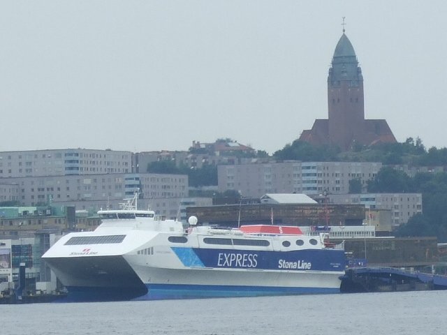 Die  FS Stena Carisma  am 10.08.07 im Hafen von Gteborg.  Sie befhrt die Route Fredrikshavn-Gteborg, ist 88 Meter lang, 30 Meter breit, kann 200 Pkws und 900 Passagiere aufnehmen.