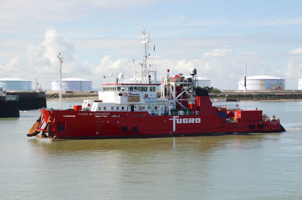 Die FUGRO COMMANDER ein Taucherschiff fhrt unter der Flagge von Panama IMO: 8109266. Lnge:56 m, Breite:12 m. Hier luft es im Hafen von Le Havre ein. Beobachtet am 29.05.2013.