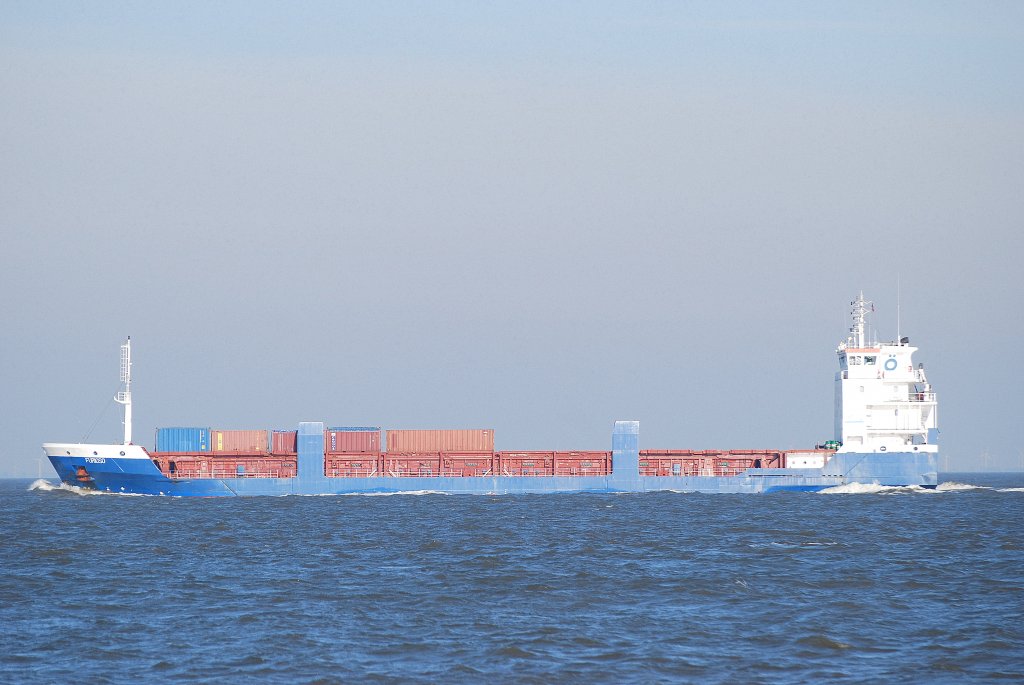 Die Furioso IMO-Nummer:9191955 Flagge:Antigua und Barbuda Lnge:100.0m Breite:17.0m Baujahr:2007 Bauwerft:Turkiye Gemi Shipbuilding,Istanbul Trkei passiert die Alte Liebe in Cuxhaven am 10.10.10
 