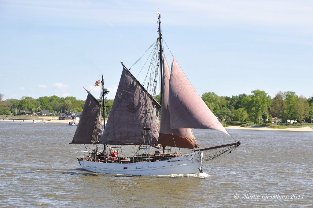 Die Gaffelketsch  Orion  am 1.05.2011 auf der Weser vor Brake. 1960 als Krabbenkutter bei Bltjer in Ditzum aus Eiche gebaut.Umbau zur Gaffelketsch 1989. L:18m / B:4,20m / Tg:1,40m / Segelflche:100 m2 / Heimathafen:Bremen / Flagge: Deutschland 