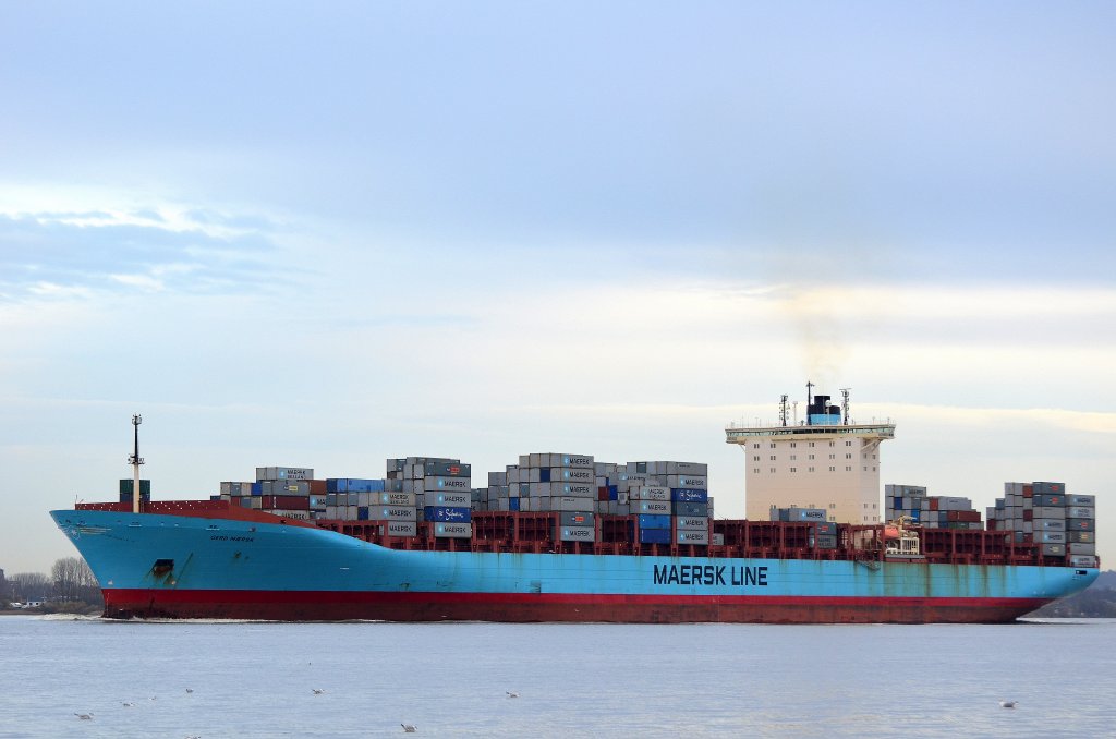 Die Gerd Maersk IMO-Nummer:9320245 Flagge:Dnemark Lnge:367.0m Breite:42.0m Baujahr:2006 Bauwerft:Odense Steel Shipyard,Odense Dnemark passiert auslaufend aus Hamburg Lhe am 26.11.12