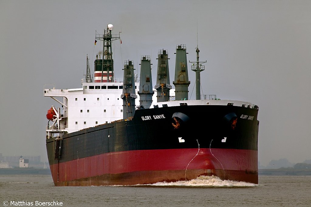 Die Glory Sanye auf der Elbe bei Grnendeich am 11.10.09.