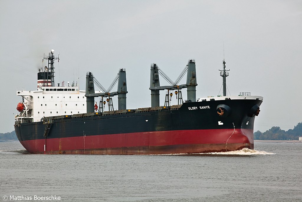 Die Glory Sanye auf der Elbe bei Lhe-Sand am 11.10.09.