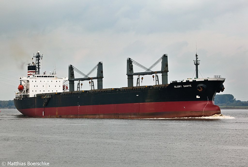 Die Glory Sanye auf der Elbe bei Lhe-Sand am 11.10.09.