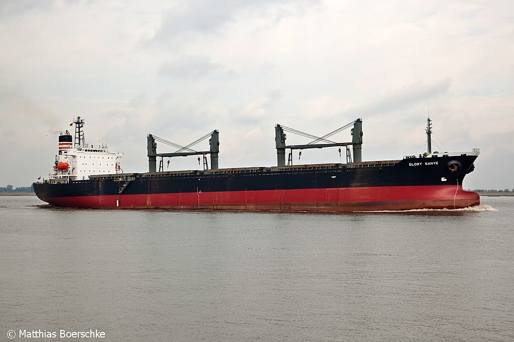 Die Glory Sanye bei Grnendeich auf der Elbe am 11.10.09.