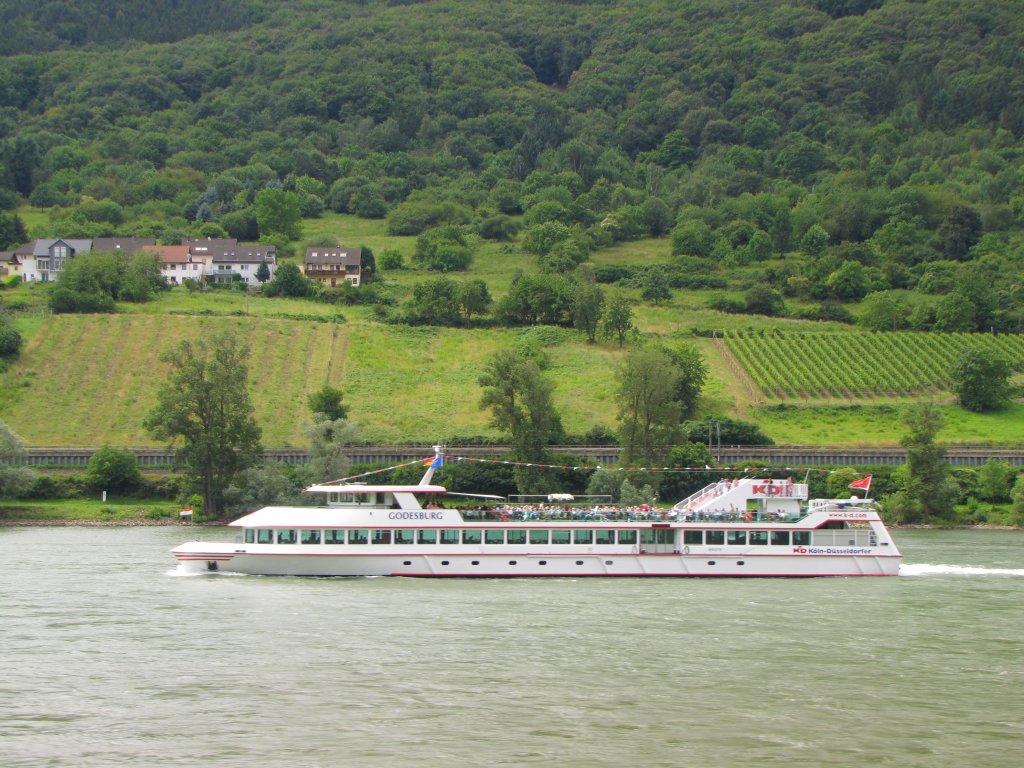 Die  GODESBURG  in Fahrtrichtung Rdesheim, am 18.07.2012 bei Lorch (Rhein).