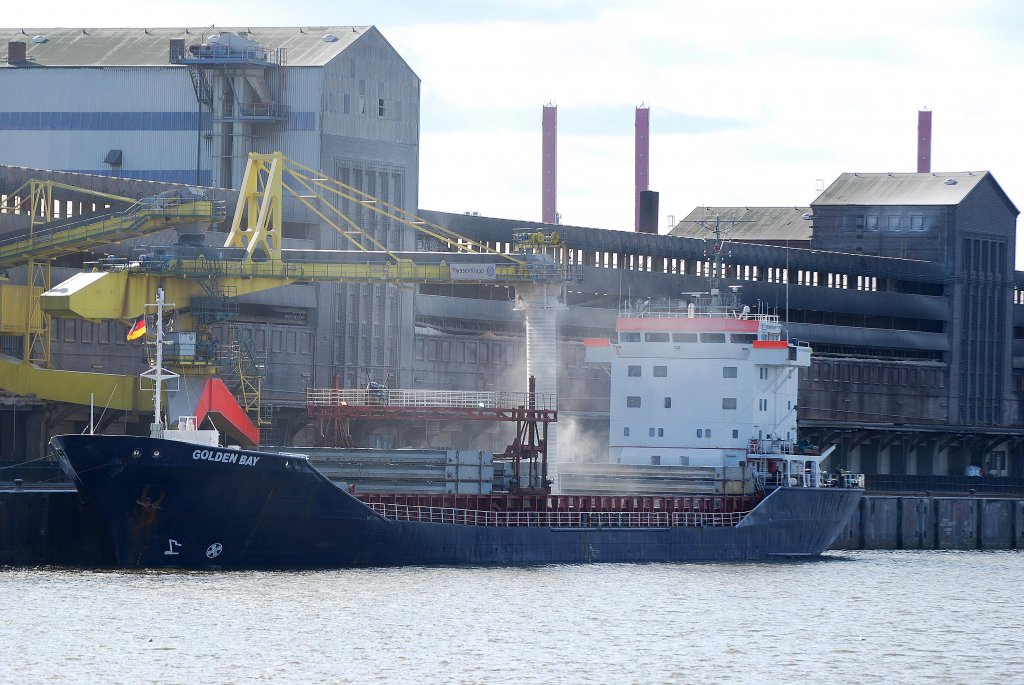 Die Golden Bay IMO-Nummer:7709980 Flagge:Panama Lnge:104.0m Breite:16.0m Baujahr:1979 Bauwerft:Babcock Marine,Appledore Grobritannien im Hafen von Hamburg am 19.03.11