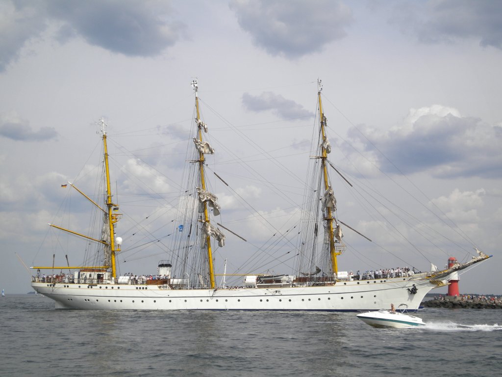 Die  Gorch Fock  am 09.08.09 im Warnemnder Seekanal.