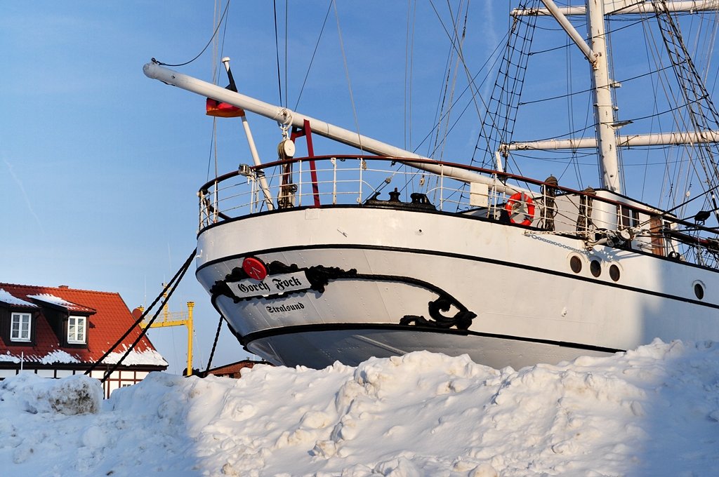 die Gorch Fock I liegt im Schnee - im Stralsunder Stadthafen 07.01.2010