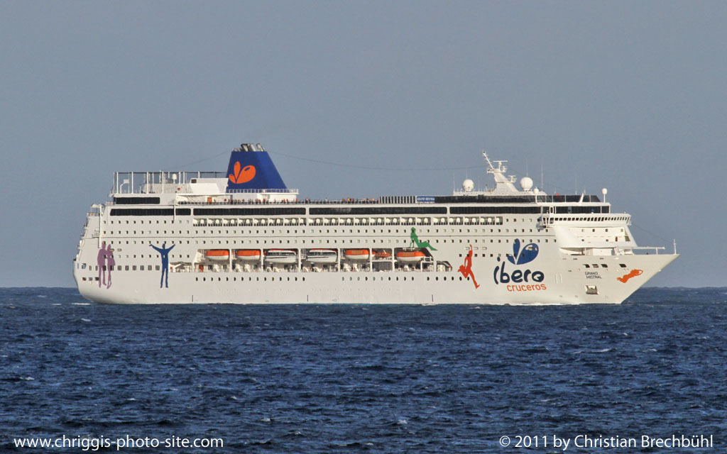 Die Grand Mistral der Ibero Cruceros verlsst am 1. Oktober 2010 den Hafen von Lanzarote. Bild Christian Brechbhl