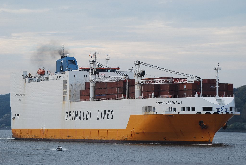 Die Grande Argentina IMO-Nummer:9198135 Flagge:Gibraltar Länge:214.0m Breite:32.0m Baujahr:2001 Bauwerft:Fincantieri,Palermo Italien einlaufend in Hamburg am 03.10.10