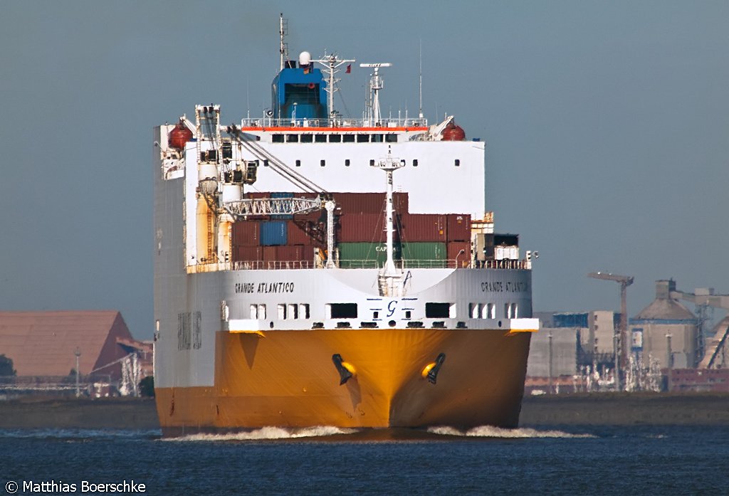 Die Grande Atlantico auf der Elbe bei Lhe-Sand am 18.10.09.