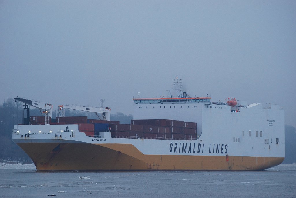 Die Grande Ghana IMO-Nummer:9343168 Flagge:Italien Lnge:210.0m Breite:32.0m Baujahr:2009 Bauwerft:Uljanik Shipyard,Pula Kroatien am Abend des 03.01.10 auslaufend aus Hamburg