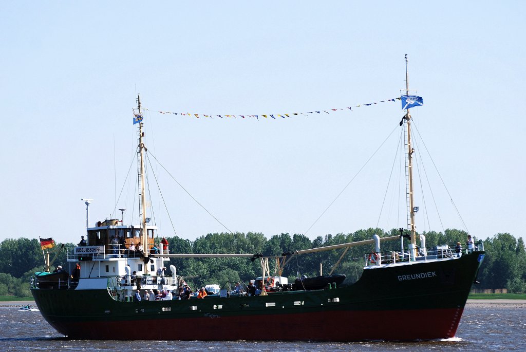 Die Greundiek IMO-Nummer:5148998 Flagge:Deutschland Lnge:47.0m Breite:7.0m Baujahr:1950 Bauwerft:Rickmers Werft,Bremerhaven Deutschland auf Elbe vor Schulau Wedel am 08.05.11