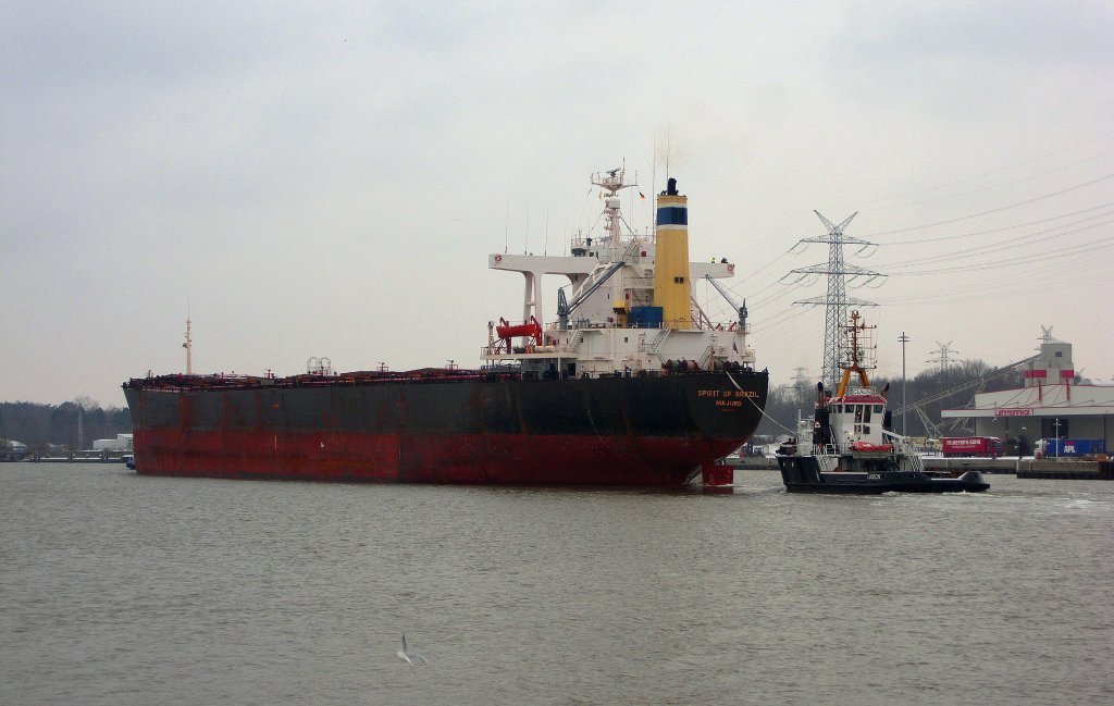 Die groe  SPIRIT OF BRAZIL  mit 244m Lnge IMO 8515740, war von meinem Standort nur von vorn oder achtern aufzunehmen. So groe Seeschiffe kommen leer nur mit Schlepperuntersttzung und auch nur ganz selten in den Lbecker Hafen...
Aufgenommen: 27.1.2012