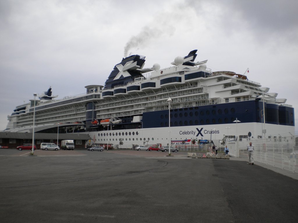 Die  GTS Constellation  liegt am 12.08.09 am Warnemnder Kreuzfahrtterminal.
Sie ist ungefhr 294 Meter lang und kann bis zu 2680 Passagiere aufnehmen.