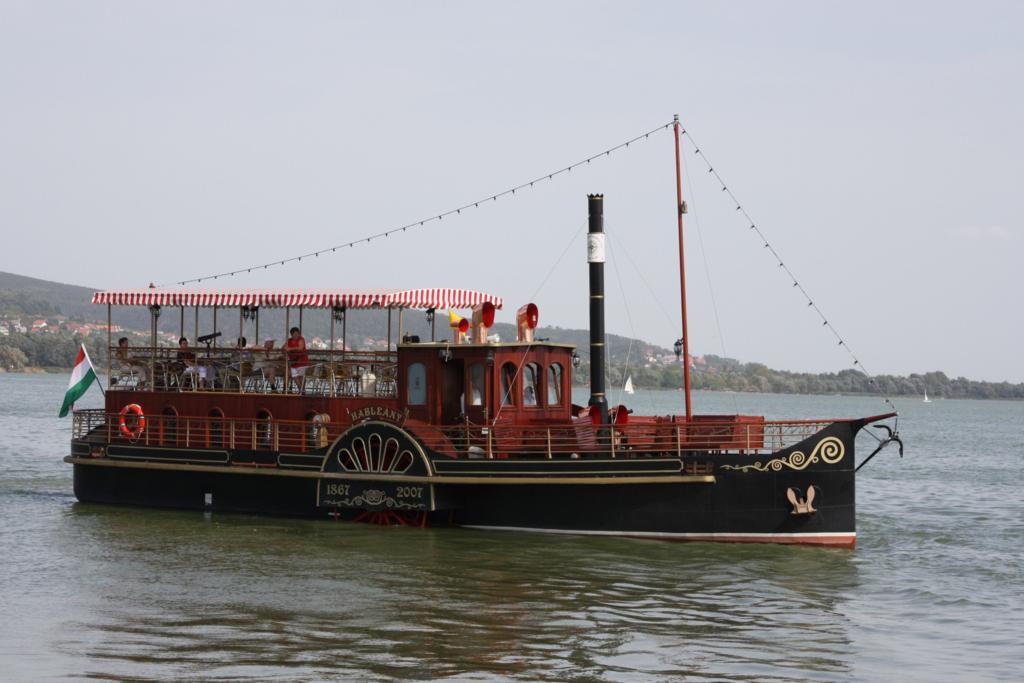 Die Hableany (Nachbau) ist das lteste Fahrgastschiff auf dem Balaton / Ungarn.
Hier aufgenommen in der Nhe von Kezthely 7.09.2008.