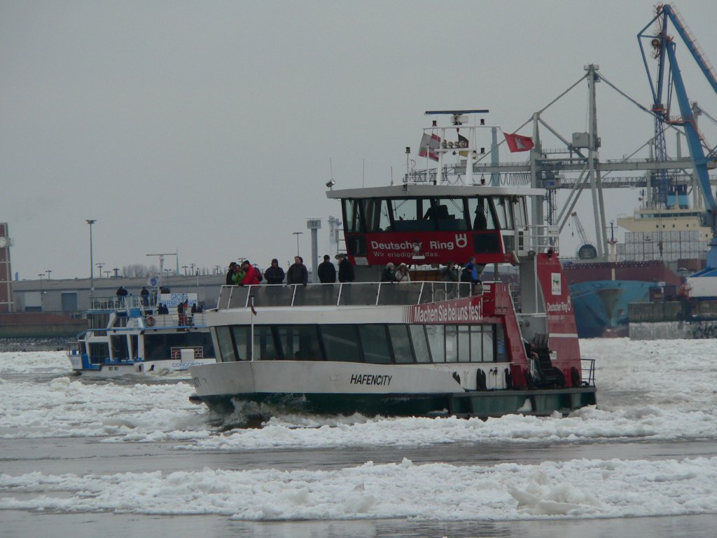 Die HADAG -  Hafencity  im Fhrdienst auf der eisigen Elbe unterwegs, 11.2.2012