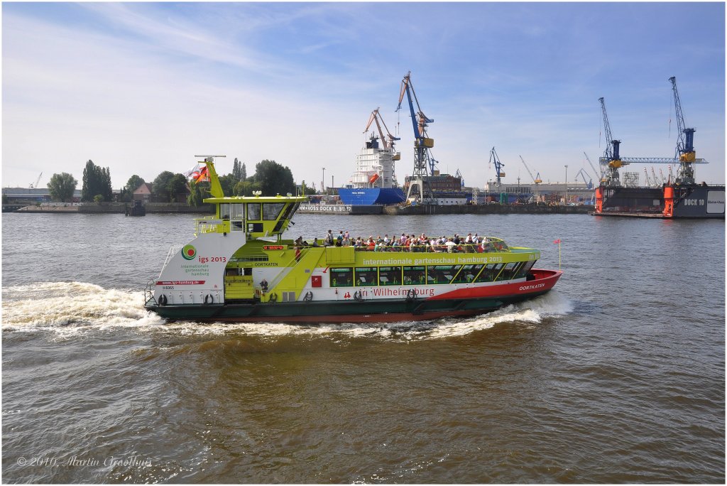 Die HADAG Hafenfhre  Oortkaten  (Typ 2000) am 6.06.2010 im Hamburger Hafen.